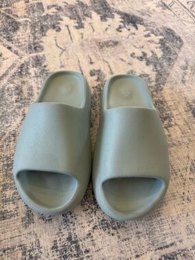 Adidas Yeezy Slide “Slate Marine” sz7m/8.5w